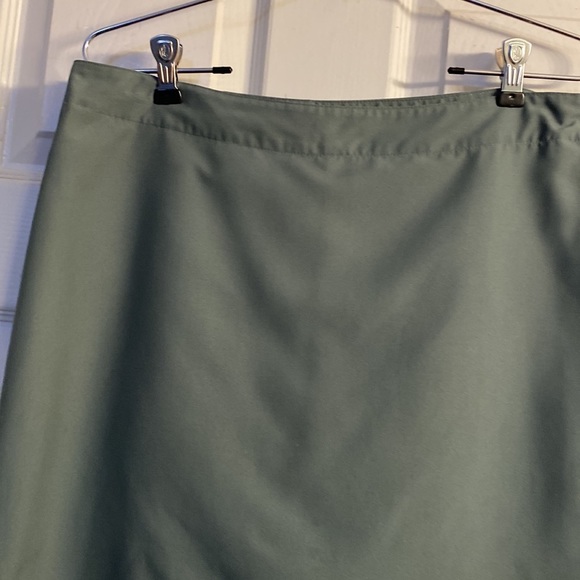 TITLE NINE GOLF SKIRT/ SKORT/SHORTS GREEN SIZE 10 WITH SIDE ZIP AND BACK POCKET - Picture 3 of 9